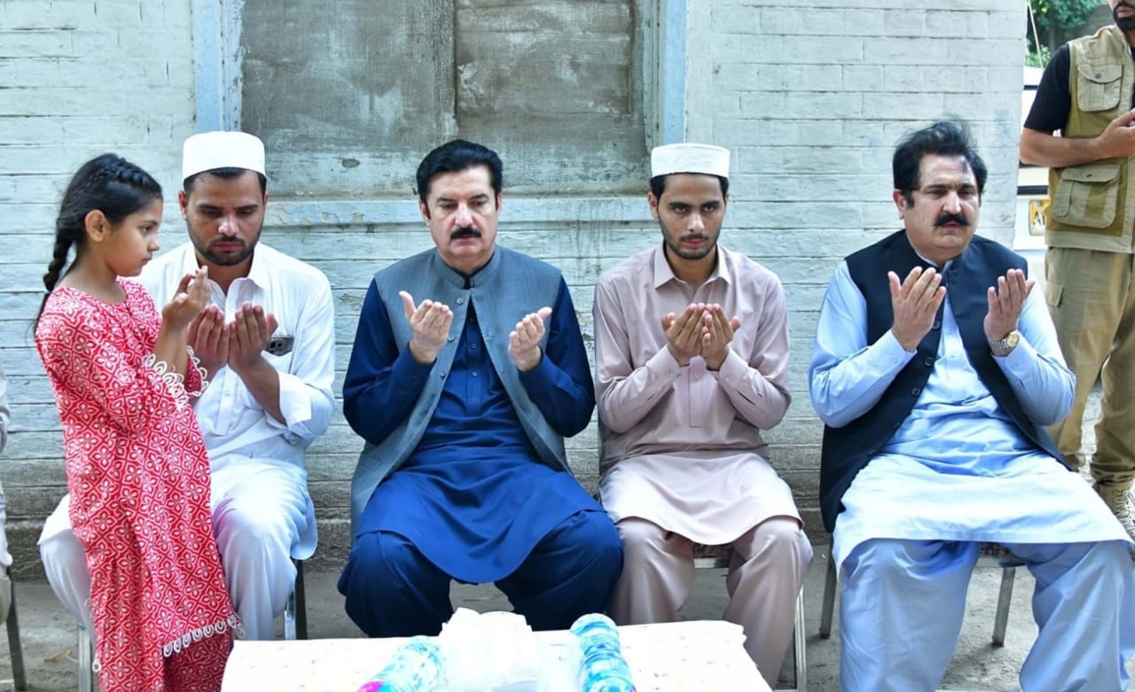 Kundi offers condolences and recites Fateha with the family of martyred DSP Diyar Khan