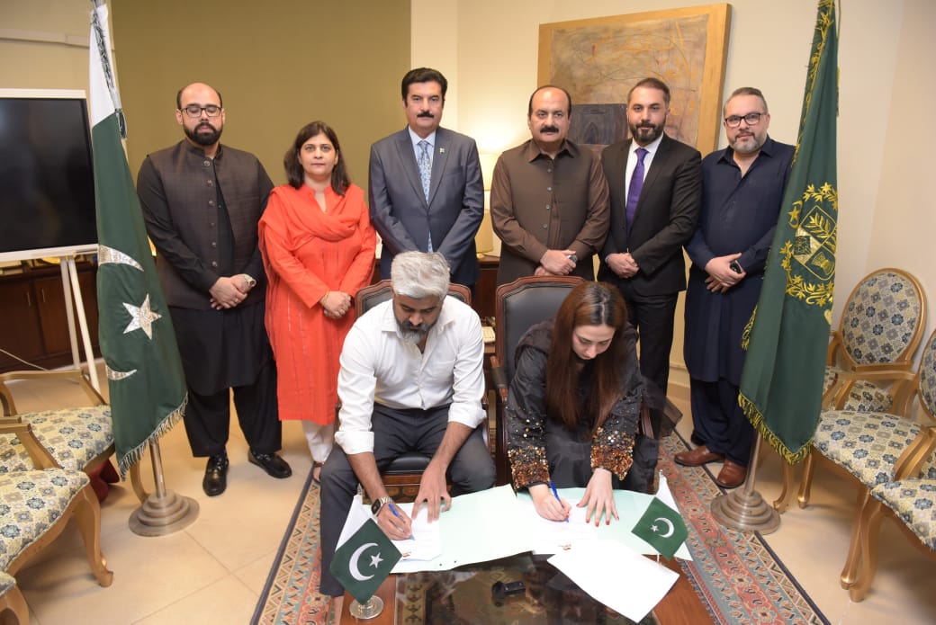 Governor Khyber Pakhtunkhwa Faisal Karim Kundi and Chairman PM Youth Program Rana Mashud Ahmed witnessed  MOU signing ceremony to provide scholarships to talented Squash Player Noreena Shams belongs to District Dir, Khyber Pakhtunkhwa, in Prime Minister Secretariat on Thursday.