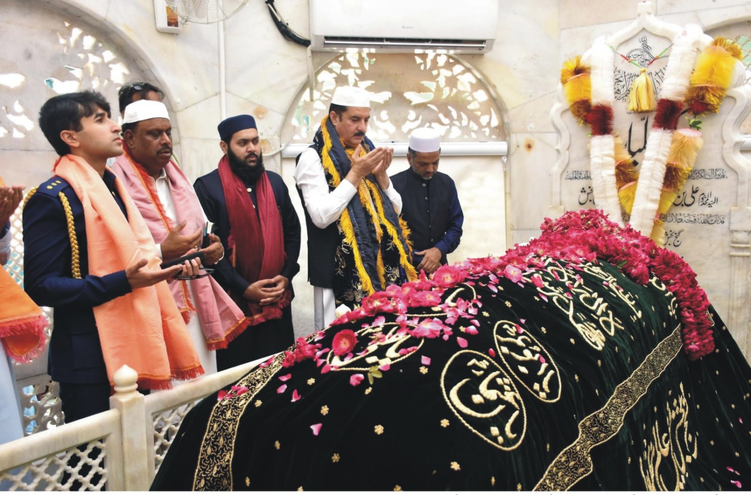 Governor Khyber Pakhtunkhwa Faisal Karim Kundi offers prayer at the Mazar of Hazrat Data Ganj Baksh Ali Hajveri in Lahore