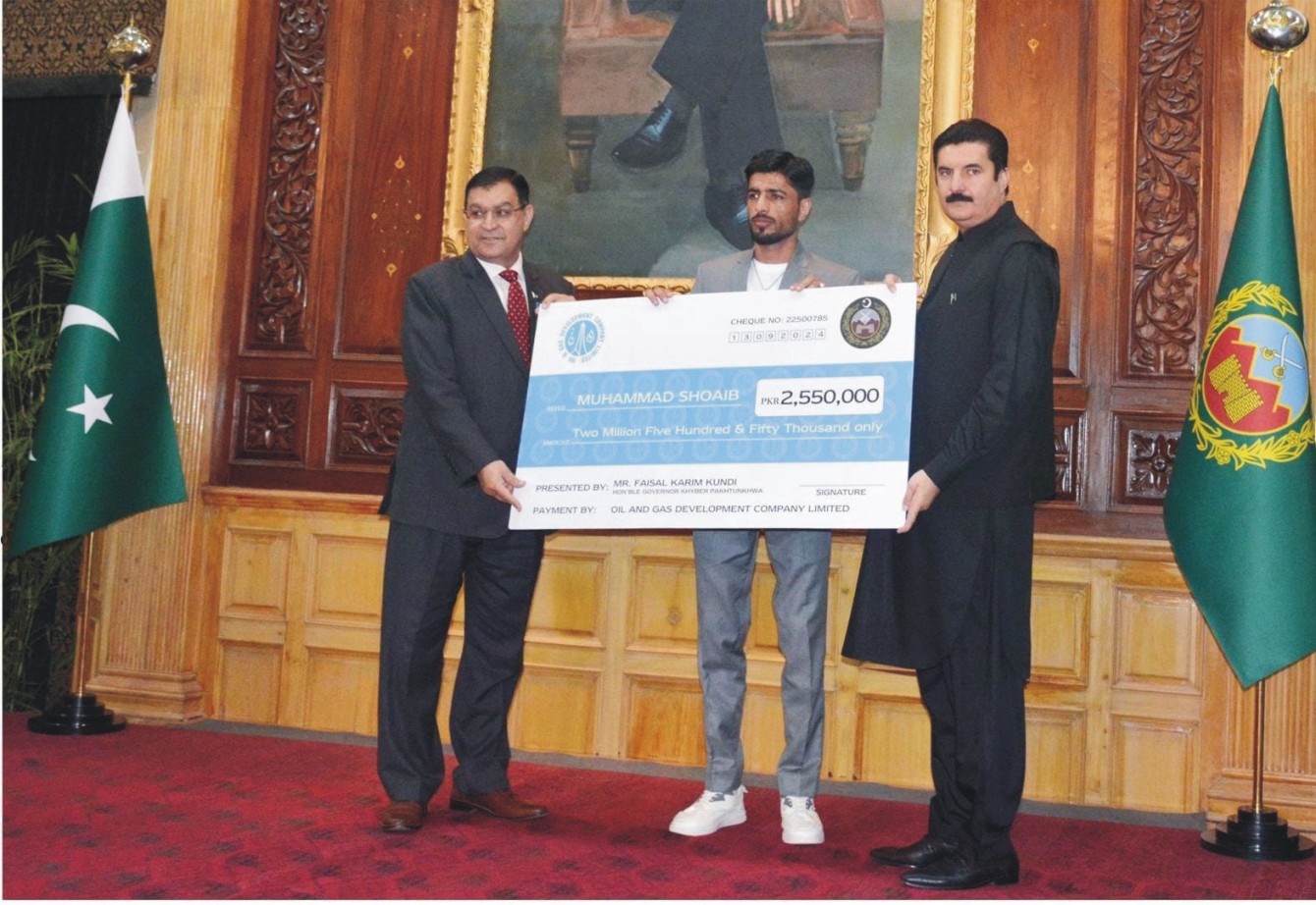 Governor Khyber Pakhtunkhwa Faisal Karim Kundi presenting Sponsorship Cheque amounting 2.55 million to Asian Boxing Champion Shoaib Khan Zehri in a ceremony at Governor House on Friday.