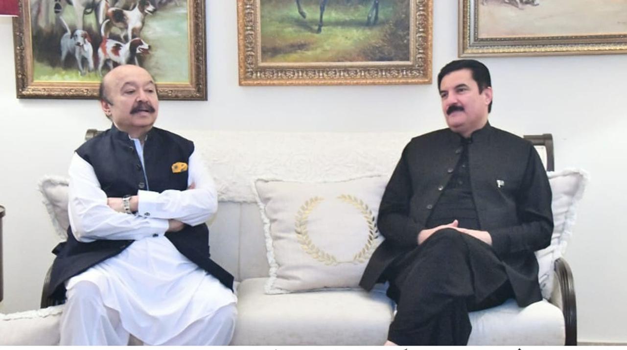 Governor Faisal Karim Kundi met former Speaker Punjab Assembly, Sardar Muhammad Sabtain Khan at his residence in Lahore.