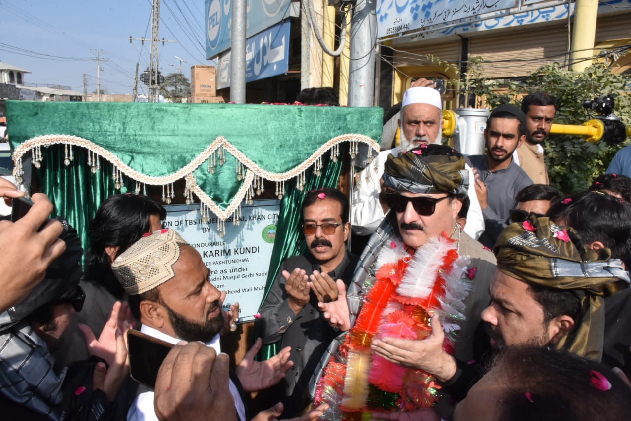 Governor Khyber Pakhtunkhwa Faisal Karim Kundi offers prayer after inauguration of Sui Gas(SNGPL) schemes in Dera Ismail Khan on Sunday.