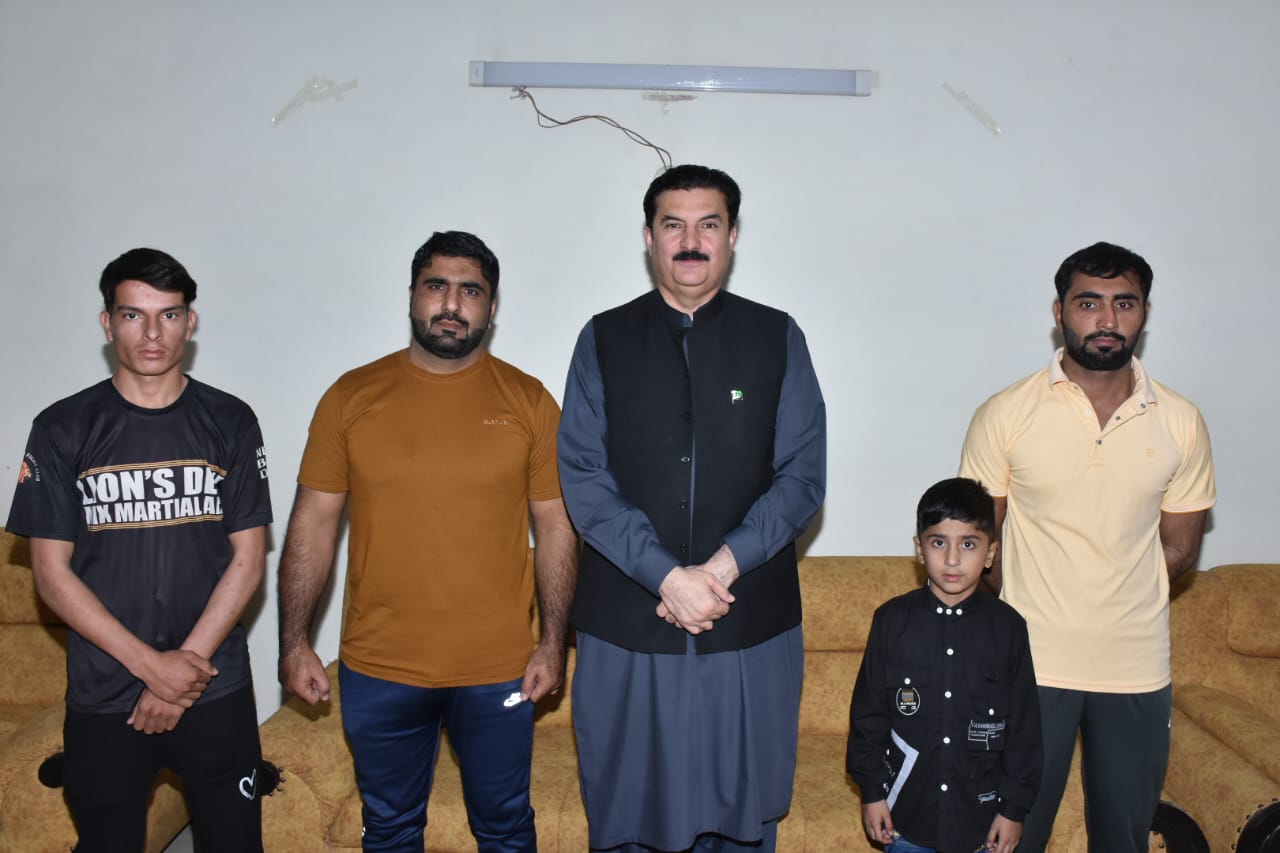 Governor Khyber Pakhtunkhwa Faisal Karim Kundi meets with Young Guinness Book World Record Holder Irfan Mehsud and National Champion Zeeshan Mahaud in Dera Ismail Khan.