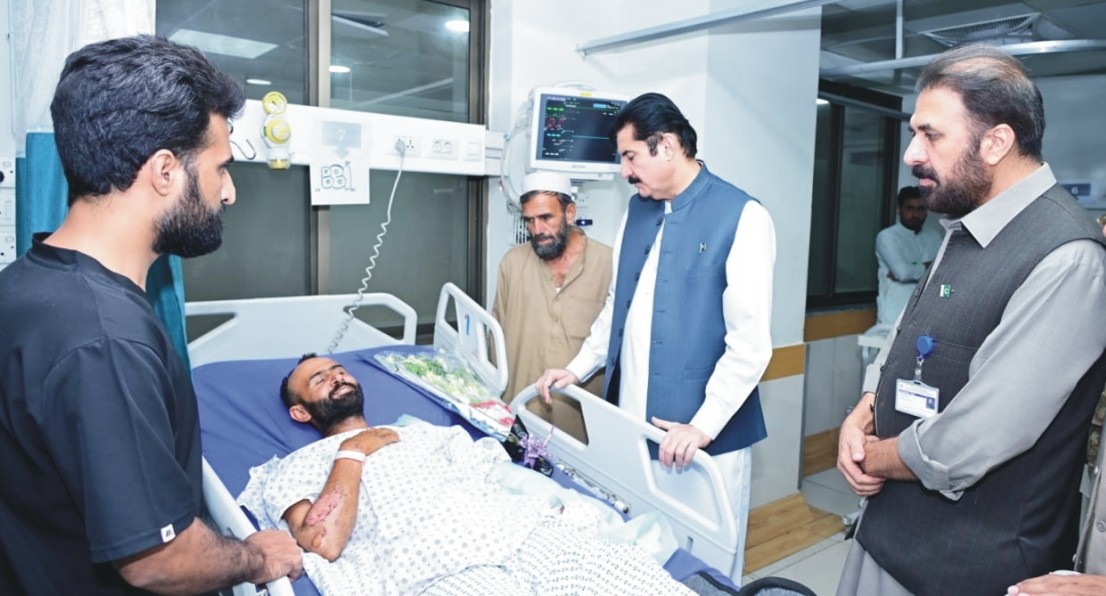  Kundi inquires after Kohat Police Lines blast victims in LRH Peshawar