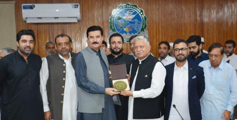 Governor Khyber Pakhtunkhwa Faisal Karim Kundi visits Sarhad Chamber of Commerce and Industries, Peshawar, and discussed matters pertaining to business and industries apportunities in the province.