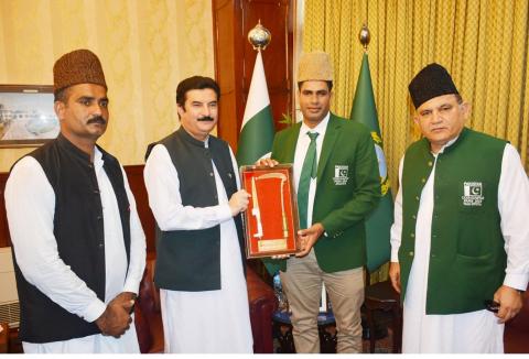 Governor Khyber Pakhtunkhwa Faisal Karim Kundi presents souvenir  to Gold Medalists Arshad Nadeem at Governor House Peshawar on 77th Independence Day of Pakistan.