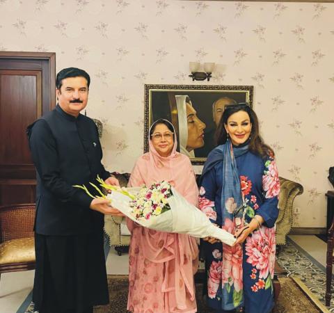 Governor Khyber Pakhtunkhwa Faisal Karim Kundi and Senator Shiri Rehman presents bouquet to PPP Women Wing Central President and MPA Sindh Assembly Faryal Talpor in Karachi.