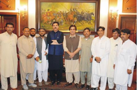 Governor Khyber Pakhtunkhwa Faisal Karim Kundi in a group photo with the representative delegation of Katlang Press Club who called on him at Governor House on Monday.