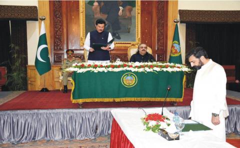  Governor Khyber pakhtunkhwa Faisal Karim Kundi administer oath from Syed Fakhr Jahan as Provincial Minister in the Oath Taking ceremony at Governor House on Wednesday. Chief Minister Sardar Ali Amin Khan Gadapur also attended the ceremony.