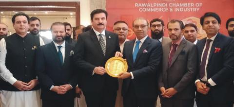 Governor Khyber Pakhtunkhwa Faisal Karim Kundi being presented Shield by President RCCI Usman Shaukat during his visit to Rawalpindi Chamber of Commerce & Industry.