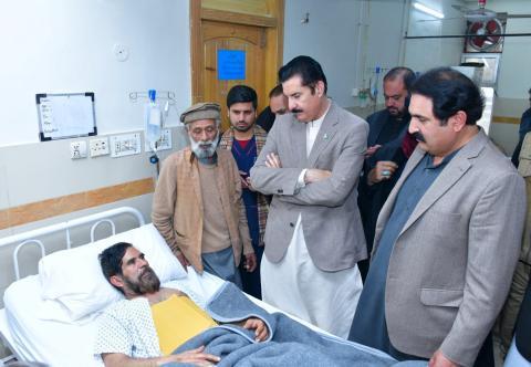 Faisal Karim Kundi inquires after the health of injured persons of Tarlai Imam Bargah Blast at PIMS hospital.
